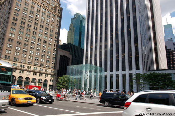FIFTH AVENUE - Il cubo dell'Apple Store è in armonia con il grattacielo anni '60 General Motors dietro di esso