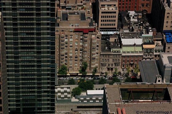 MANHATTAN - Dal Top of the Rock, guradando verso sud, si riconosce il Giardino delle Sculture del MoMA all'interno del tessuto di Midtown e a sinistra in primo piano Museum Tower