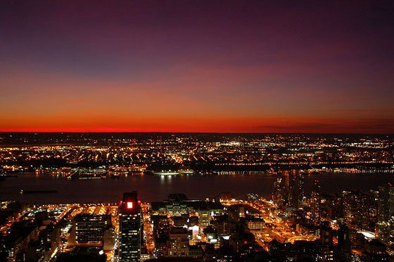 NEW YORK CITY - Il bellissimo tramonto rosso dall'alto dell'Empire, oltre il fiume Hudson