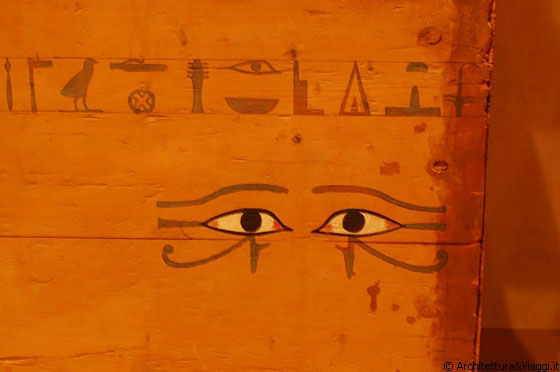 METROPOLITAN MUSEUM OF ART - Gli occhi ipnotici dipinti su un sarcofago egizio