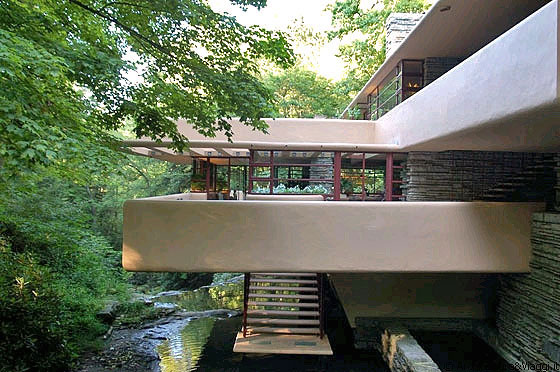 FALLINGWATER - Gli abitanti di casa Kaufmann sono in relazione stretta con la gola della montagna, l'acqua del torrente, gli alberi, il fogliame e i fiori