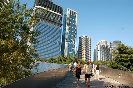 CHICAGO - Percorriamo il BP Bridge, il ponte di Frank Gehry che collega Millennium Park al Daley Bicentennial Plaza