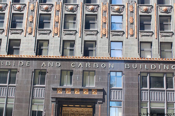 CHICAGO  - Particolare della facciata Déco progettata da Daniel e Hubert Burnham del Carbide and Carbon building