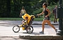 CENTRAL PARK. Una mamma decisamente sportiva si è attrezzata con il passeggino con ruotoni per fare lo jogging confortevolmente 