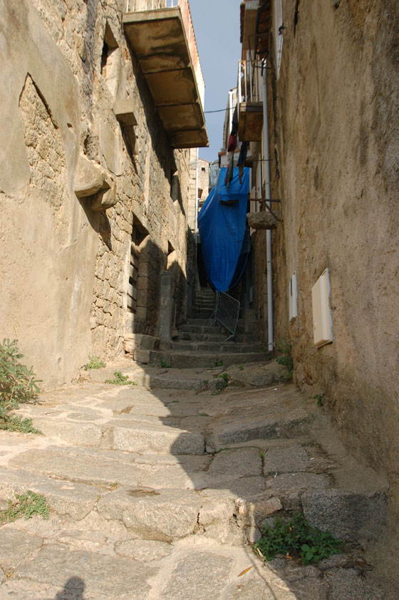 SARTENE - La città vecchia è un labirinto di scalinate in pietra, vicoli e stradine strette
