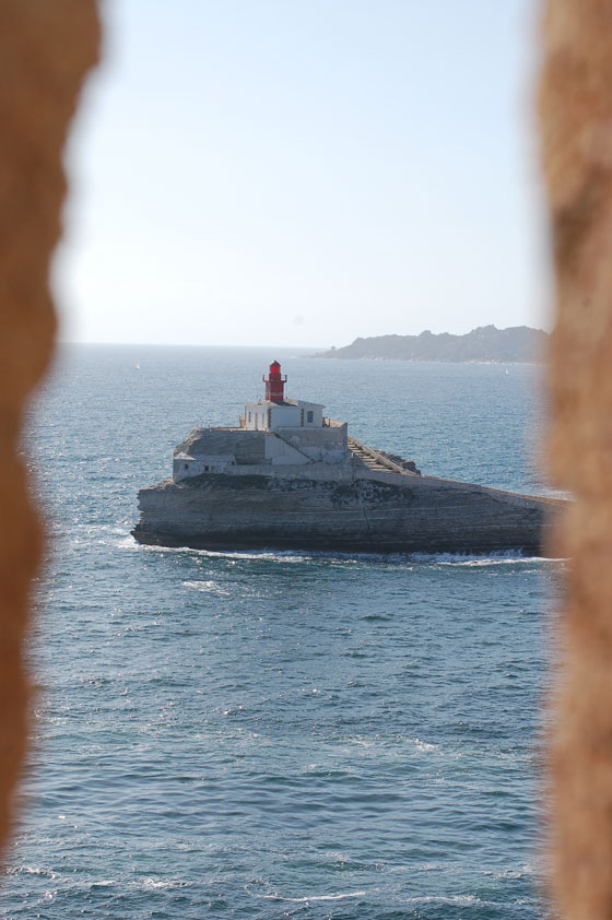 BONIFACIO - Il Faro de la Madonetta alla fine del Goulet de Bonifacio, segna l'inizio del mare aperto 