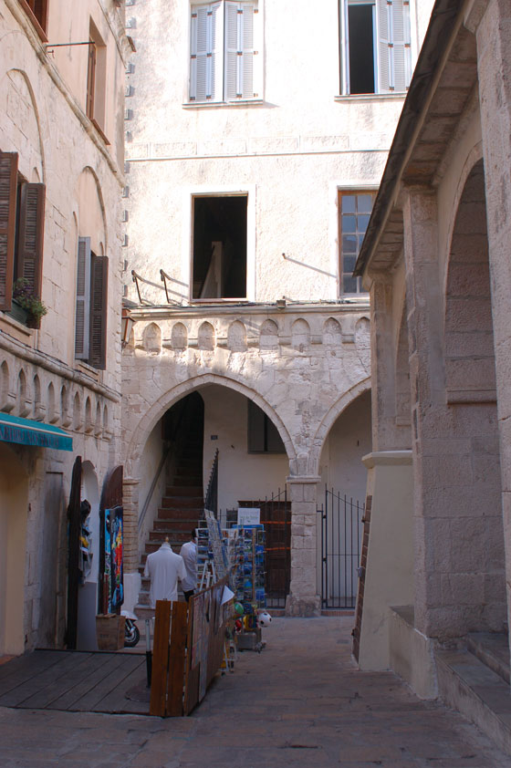 BONIFACIO - Di fronte al portico della Église Sainte Marie Majeure