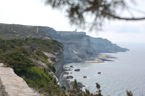BONIFACIO - Al di là delle Bocche di Bonifacio si staglia il profilo della Sardegna, distante solo 12 km