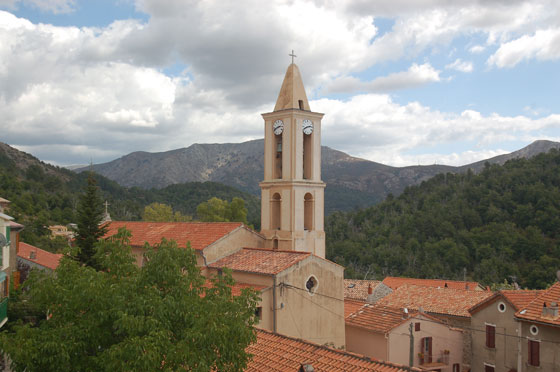 EVISA - Il campanile della chiesa svetta imponente sullo sfondo dei monti circostanti