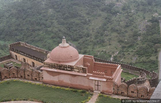 RAJASTHAN MERIDIONALE - Dalla sommità del forte di Kumbhalgarh vista su padiglioni ed edifici diversi che si stagliano sulla lussureggiante vegetazione