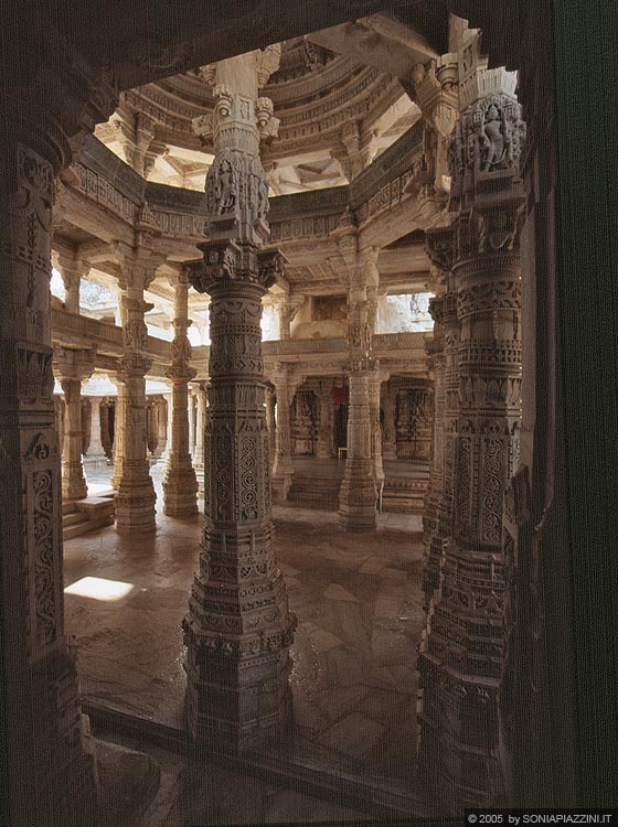 RAJASTHAN MERIDIONALE - Ranakpur - tempio giainista Chaumukha Temple