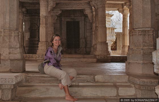 RANAKPUR - Io a piedi nudi nel tempio giainista Chaumukha Temple (Tempio delle quattro facce)