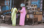 UDAIPUR. Donne indiane acquistano spezie e cereali in un caratteristico negozio della città vecchia