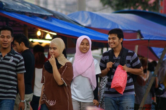JERTEH - Tra le giovani donne musulmane, alcune indossano un look più disinvolto, con i bracci scoperti e i jeans