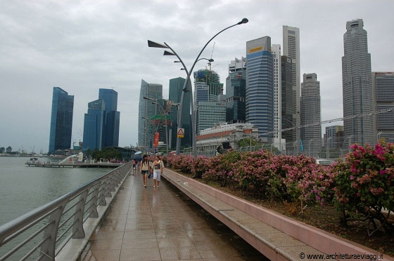 MARINA BAY - Percorriamo l'Esplanade Bridge per raggiungere il Merlion, statua simbolo di Singapore