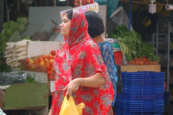 SINGAPORE - Donne indiane indossano i colorati sari