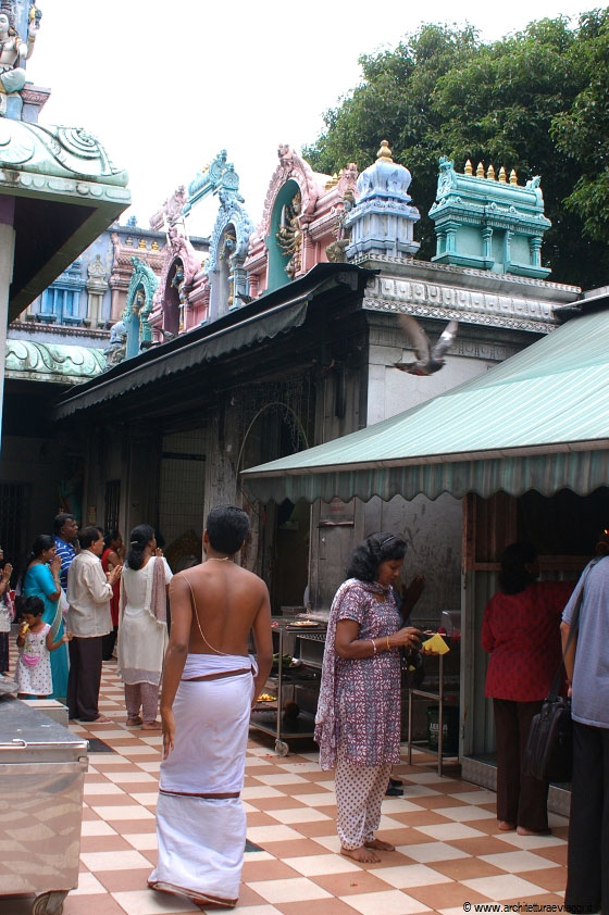 SINGAPORE - Fedeli induisti in preghiera nel patio esterno dello Sri Veeramakaliamman Temple