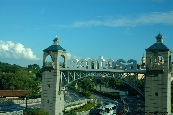 SINGAPORE - A sud sorge Sentosa Island, l'area di divertimenti di Singapore