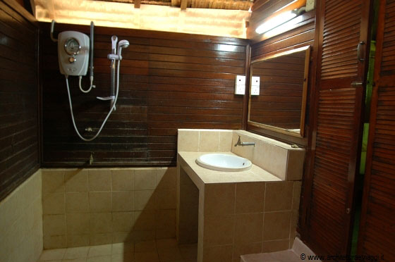 ARCIPELAGO DI SERIBUAT - Il bagno in legno dello chalet a Pulau Besar