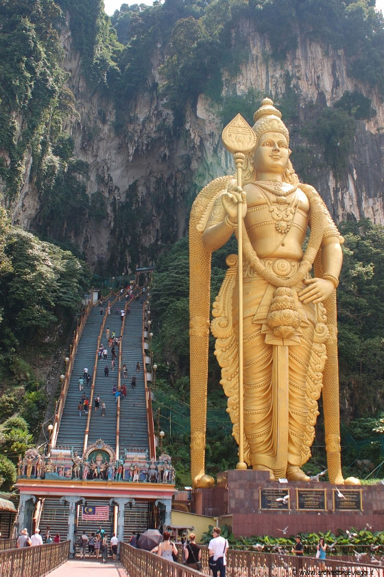 BATU CAVES - La gigantesca statua della divinità Muruga (o Signore Subramaniam) a fianco della ripida scalinata 