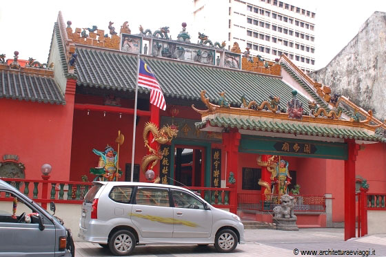 CHINATOWN - In Jln Tun HS Lee impossibile non notare l'edificio di color rosso acceso del Guandi Temple dedicato a Guandi, divinità taoista della guerra