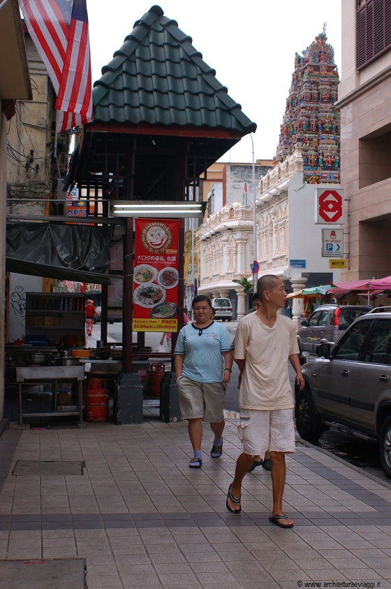 CHINATOWN - Camminiamo in Jln Tun Hs Lee ammirando il portale a torre alto 20 metri dello Sri Mahamariamman Temple