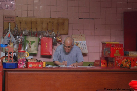 SZE YA TEMPLE - Questo anziano cinese custode del tempio sembra intento in mansioni di contabilità