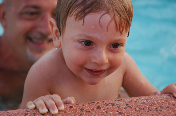 ALTA MAREMMA - L’attività in acqua è ricca di sensazioni tattili che contribuiscono alla presa di coscienza del proprio corpo da parte del piccolo