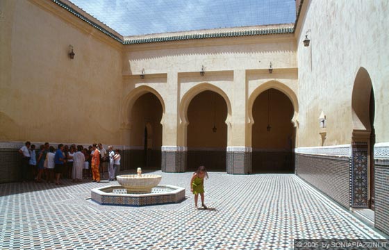 MEKNES - Elementi caratteristici dell'architettura islamica marocchina: gli archi a forma di ferro di cavallo, la fontana al centro del cortile, le ricche decorazioni di maiolica.