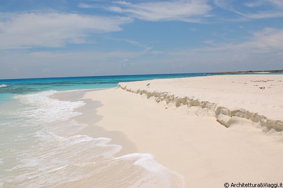 CAYO DE AGUA - La sabbia bianchissima si staglia sull'azzurro dell'acqua 