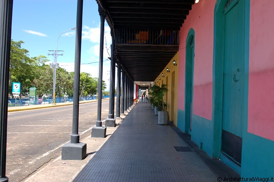 CIUDAD BOLIVAR - Edifici con portici sul Paseo Orinoco