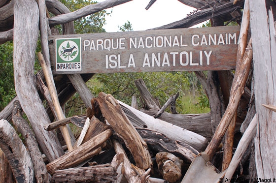 PARCO NAZIONALE DI CANAIMA - Attraversata la laguna di Canaima raggiungiamo la Isla Anatoliy e da qui proseguiamo a piedi