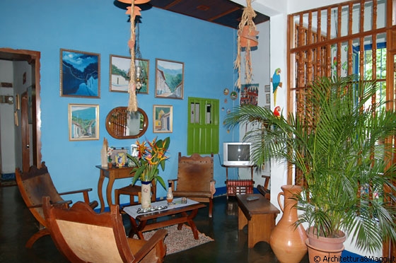 CHORONI' - Le piante, i pappagalli in legno e la parete azzurra contribuiscono a creare un tocco caraibico in questo piacevole angolo <em>parlour</em>