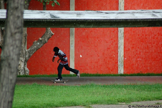 UCV CARACAS - Uno skateboard è quel che ci vuole per attraversare il campus