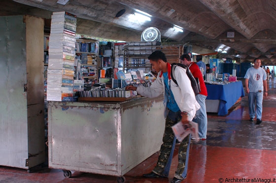 UCV CARACAS - All'interno del percorso coperto ci sono numerose bancarelle di libri, CD, DVD