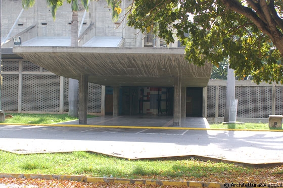 UCV CARACAS - La grande tettoia di cemento a sbalzo dai pilastri, segna il punto di accesso alla Piazza Coeprta nei pressi dell'Aula Magna