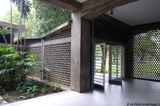 UCV CARACAS - Facoltà di Architettura ed Urbanistica - patii e pareti traforate creano un piacevole rapporto tra esterno ed interno e lasciano filtrare la luce