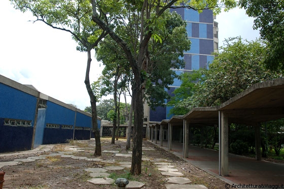 UCV CARACAS - La Facoltà di Architettura ed Urbanistica con le pareti azzurre e blu