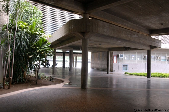 UCV CARACAS - La Plaza Cubierta nel punto in cui è collegata all'edificio del Rettorato
