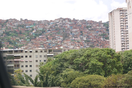 CARACAS - I fianchi delle colline della metropoli sudamericana sono letteralmente divorate da moderne urbanizaciones e fatiscenti barrios 