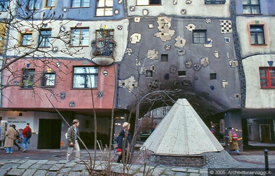 LANDSTRASSE E IL BELVEDERE - Hundertwasserhaus - l'ingresso informazioni con il pavimento irregolare secondo la visione dell'architettura di Hundertwasser