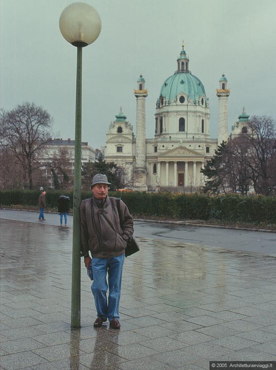 L'AREA DEL RING - Karlsplatz - Mio padre in posa e sullo sfondo la Karlskirche