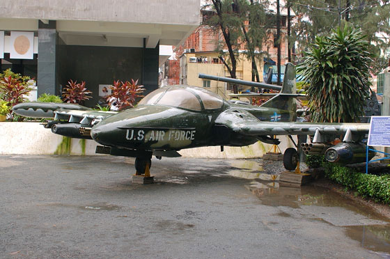HO CHI MINH CITY - Museo dei Residuati Bellici: nel cortile del museo sono esposti carri armati statunitensi, pezzi di artiglieria, bombe 