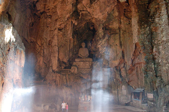 MONTAGNE DI MARMO - Dong Huyen Khong: Buddha Seduto