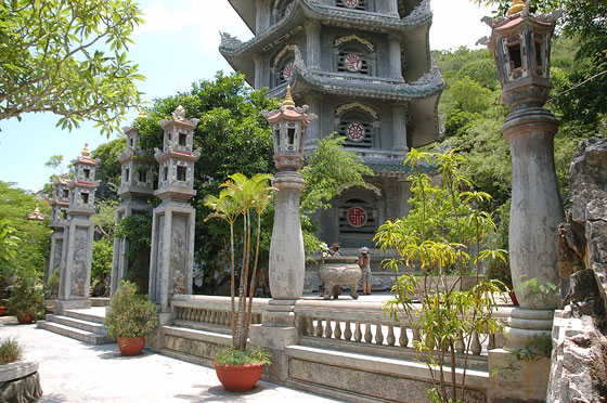 MONTAGNE DI MARMO - La torre ottagonale e i graziosi giardinetti della Pagoda di Linh Ong