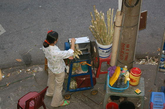 HANOI - Una donna prepara il popolare succo a base di canna da zucchero