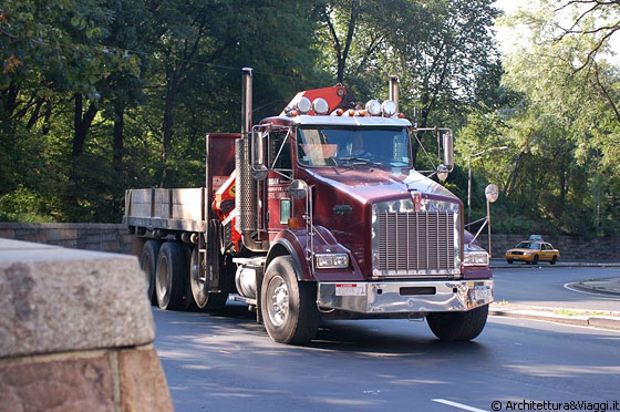 NEW YORK CITY - Prima mattina a NYC, ci dirigiamo verso Central Park e notiamo questo grosso tir americano