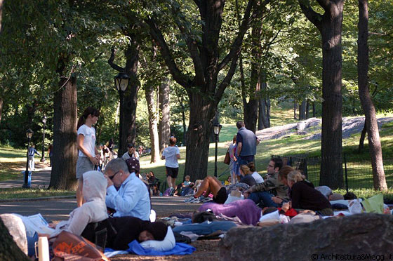 MANHATTAN - Attrazioni, attività, eventi a Central Park: molte persone hanno pernottato fuori dal Delacorte Theatre
