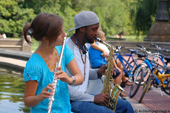 MANHATTAN - A Central Park, intorno alla Bethesda Fountain, si riuniscono artisti di strada