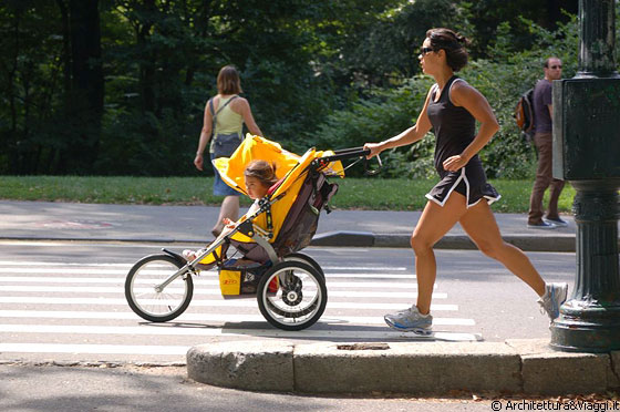 CENTRAL PARK - Una mamma decisamente sportiva si è attrezzata con il passeggino con ruotoni per fare lo jogging confortevolmente 